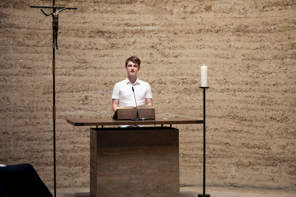 Arsenii Shipkov liest die Biografie von Siegfried Noffke in der Kapelle